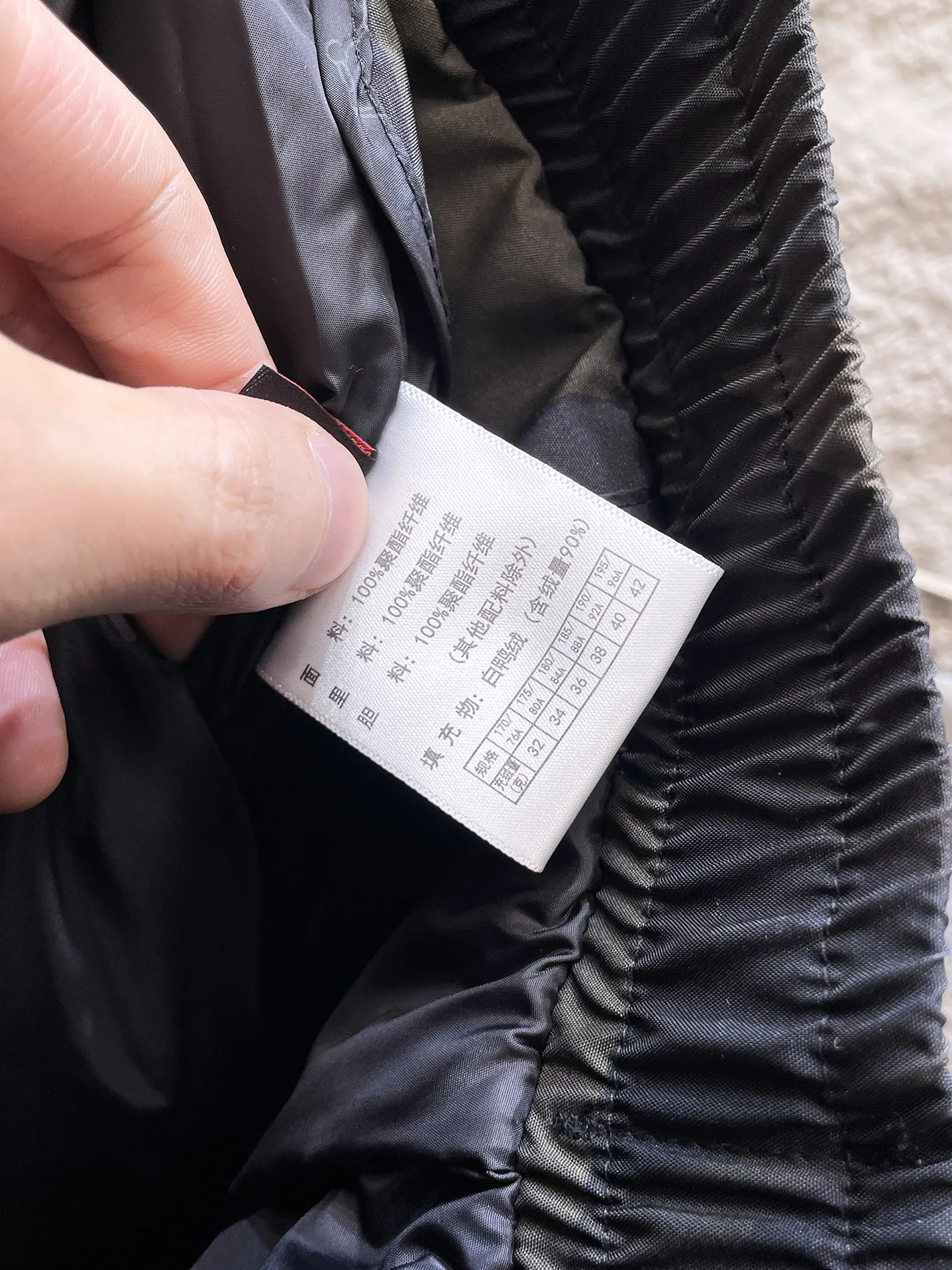 P490 Big Goose🇨🇦 🌹25 new autumn and winter thickened warm down pants are here🔥A must-have outdoor windproof, lockable and warm in winter. Made of professional-grade outdoor windproof, waterproof and breathable fabric. Lining is 90% white duck down filling. Lightweight design. Lightweight and warm. Seamless gluing process on the inside. Uses light and gall-free anti-drilling fabric to effectively prevent velvet running. Original hardware accessories. Classic logo matching. Simple and versatile, the upper body is stylish and not bloated. The style is the same for men and women! Size: M-3XL.